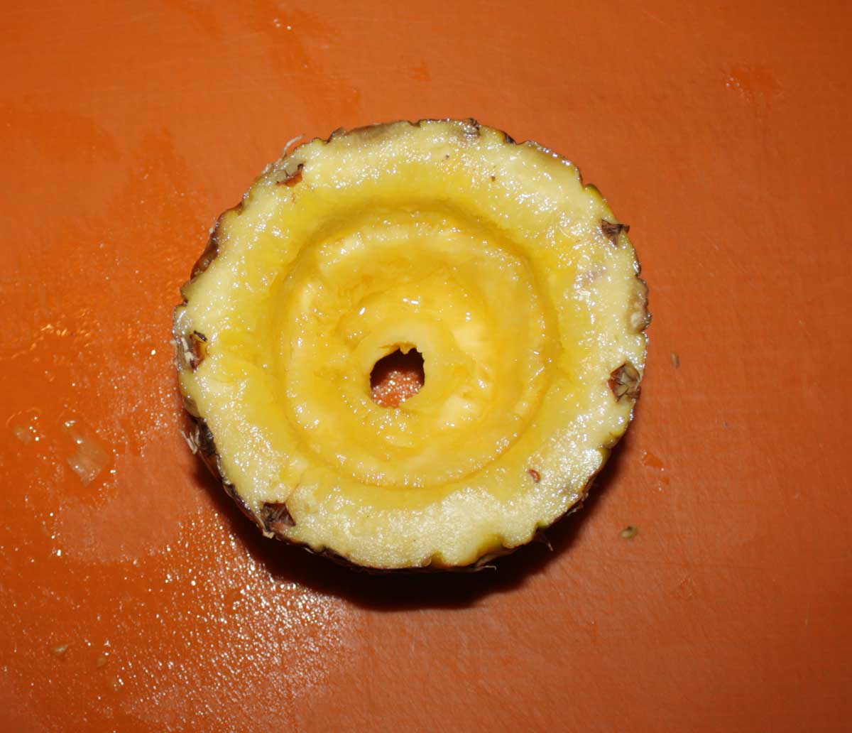 Loch in die Ananas schneiden